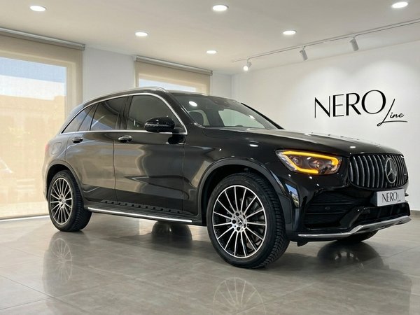 Mercedes-Benz GLC 300 AMG Line — Showroom Alicante The black 2022 Mercedes-Benz GLC 300 AMG Line is showcased from a front three-quarter view in a showroom in Alicante.