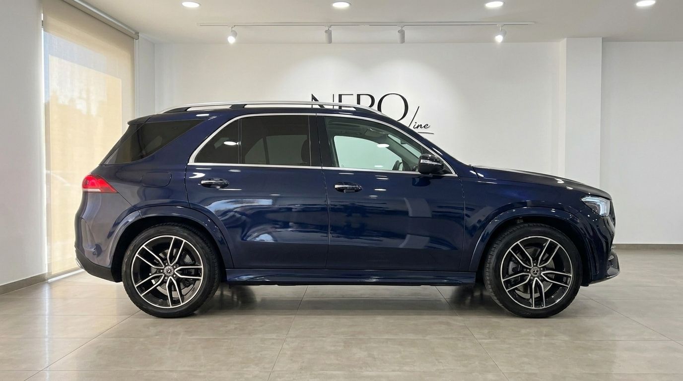 El Mercedes-Benz GLE 350de 4MATIC AMG azul oscuro se muestra de perfil completo dentro de una sala de exposición en Alicante.