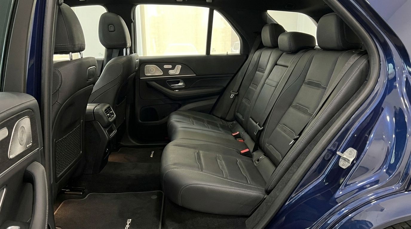 El espacioso interior trasero del Mercedes-Benz GLE 350de 4MATIC AMG, con asientos de cuero negro, en Alicante.