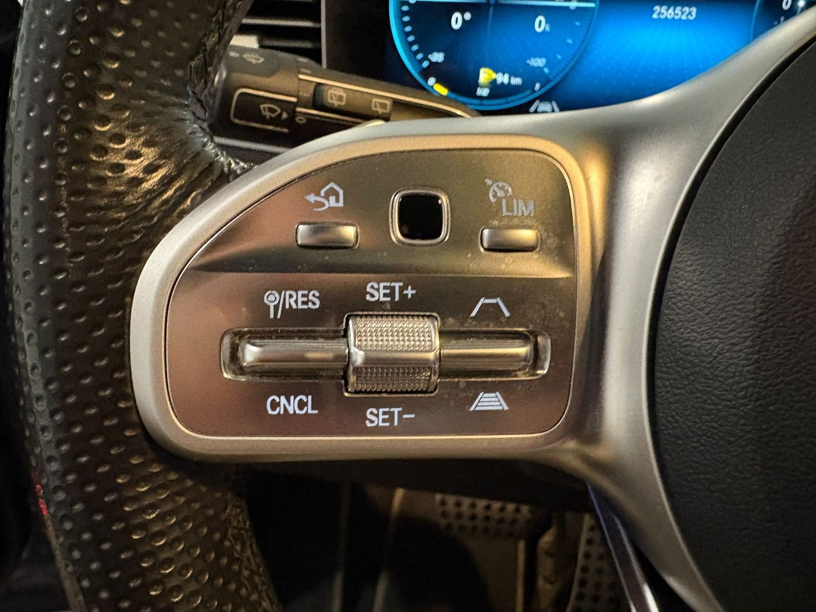Primer plano de los controles del volante del Mercedes-Benz GLE 350de para control de crucero y asistencia al conductor en Alicante.