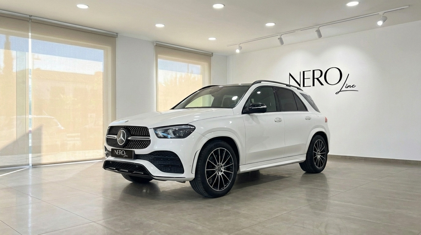 Mercedes-Benz GLE 350e AMG — Showroom in Alicante The white 2022 Mercedes-Benz GLE 350e AMG is showcased in a showroom with large windows in Alicante.