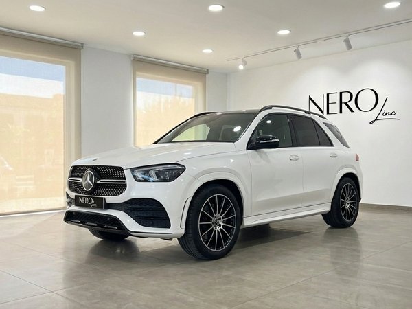 Mercedes-Benz GLE 350e AMG — Showroom in Alicante The white 2022 Mercedes-Benz GLE 350e AMG is showcased in a showroom with large windows in Alicante.