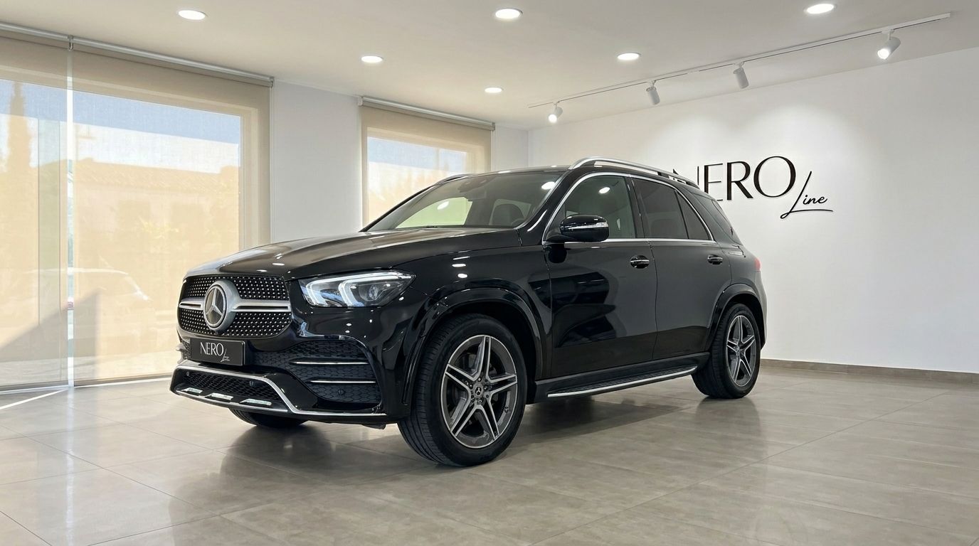 El elegante Mercedes-Benz GLE 450 AMG negro se exhibe desde un ángulo frontal de tres cuartos en un moderno showroom en Madrid.