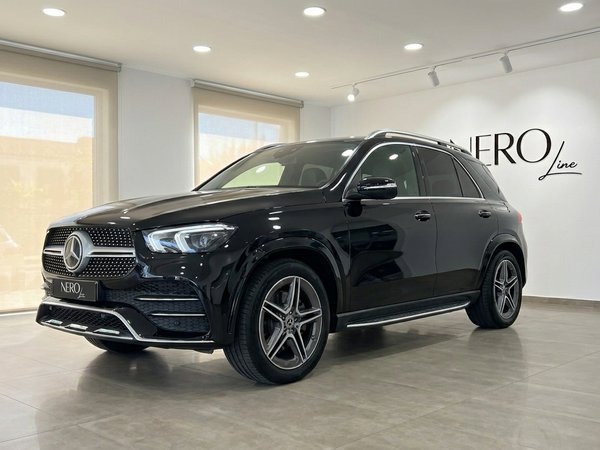 Mercedes-Benz GLE 450 AMG — Showroom Madrid El elegante Mercedes-Benz GLE 450 AMG negro se exhibe desde un ángulo frontal de tres cuartos en un moderno showroom en Madrid.