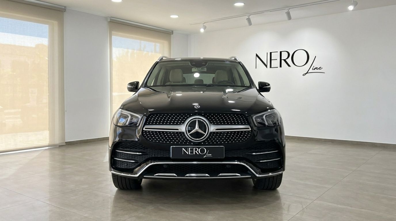 El SUV Mercedes-Benz GLE 450 AMG negro brillante de 2021 se exhibe desde la vista frontal en un moderno showroom en Madrid.