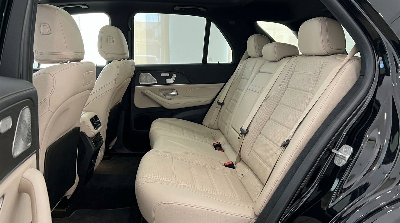 El interior del Mercedes-Benz GLE 450 AMG en Madrid, mostrando sus lujosos asientos traseros de cuero beige y cabina espaciosa.