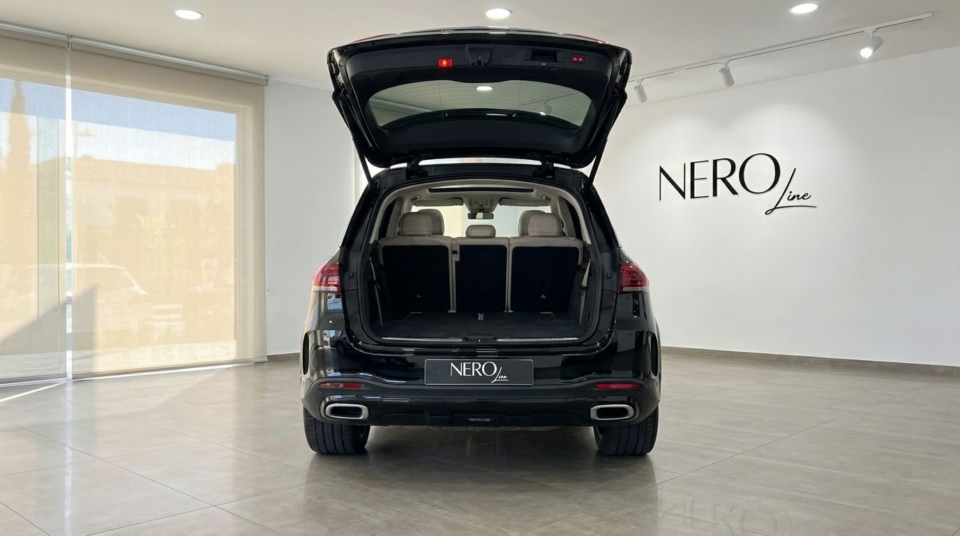 Vista trasera del Mercedes-Benz GLE 450 AMG negro con el maletero abierto, mostrando el espacioso interior en Madrid.