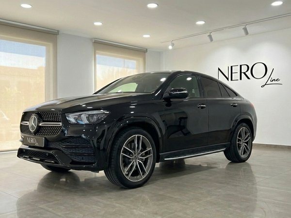 Mercedes-Benz GLE 450d — Front view Marbella The black 2024 Mercedes-Benz GLE 450d is showcased from a front three-quarter angle in a bright Marbella showroom.