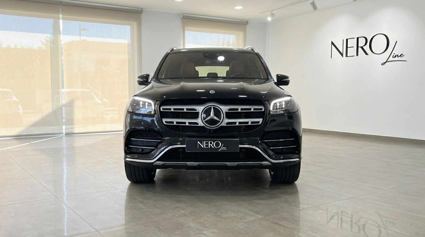 El elegante SUV Mercedes-Benz GLS 450 4Matic negro se exhibe prominentemente de frente en un concesionario de Madrid.