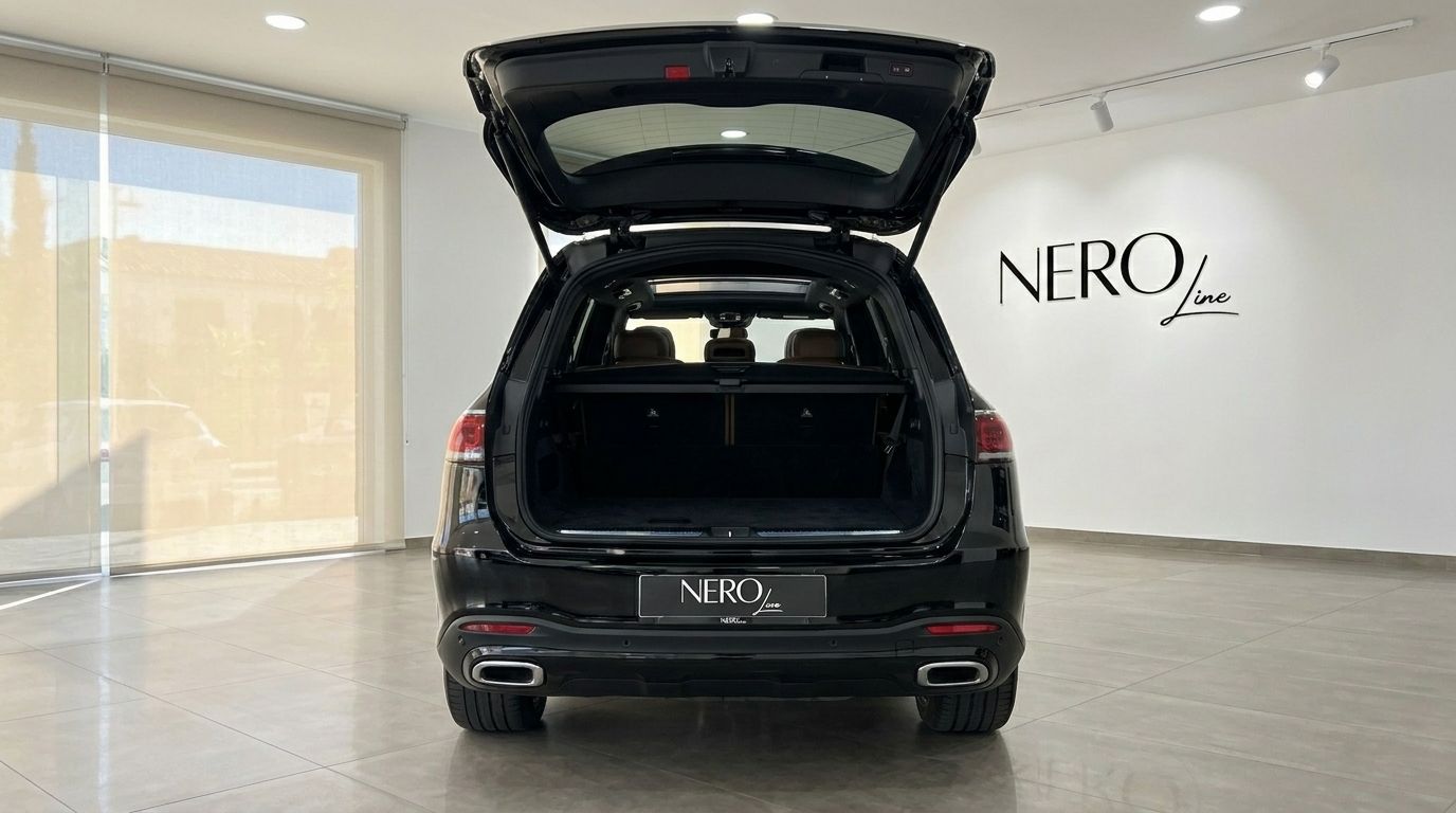 Vista trasera del Mercedes-Benz GLS 450 4Matic negro en Madrid, con maletero abierto y amplia zona de carga, asientos marrones visibles.