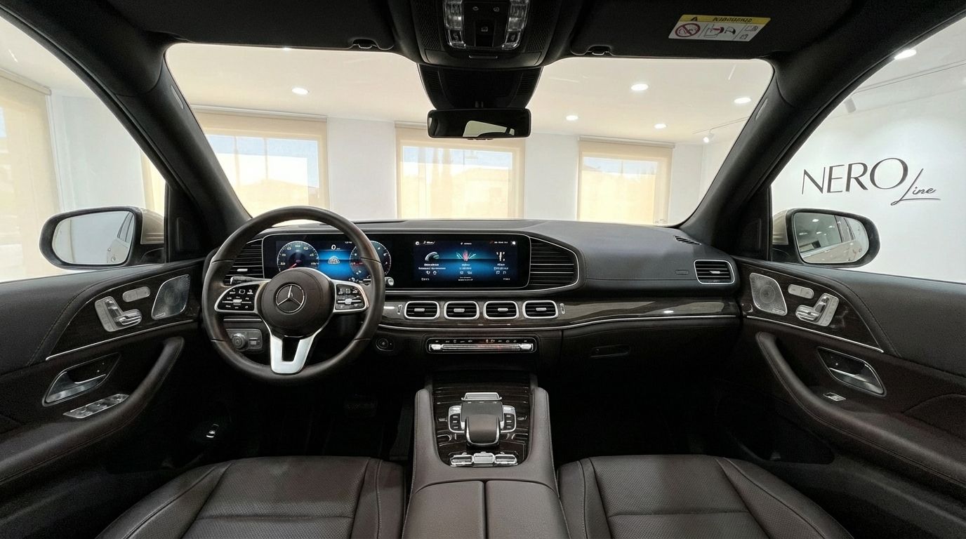 El lujoso interior del Mercedes-Benz GLS680 MAYBACH en Madrid, mostrando su moderno salpicadero, volante y consola central.