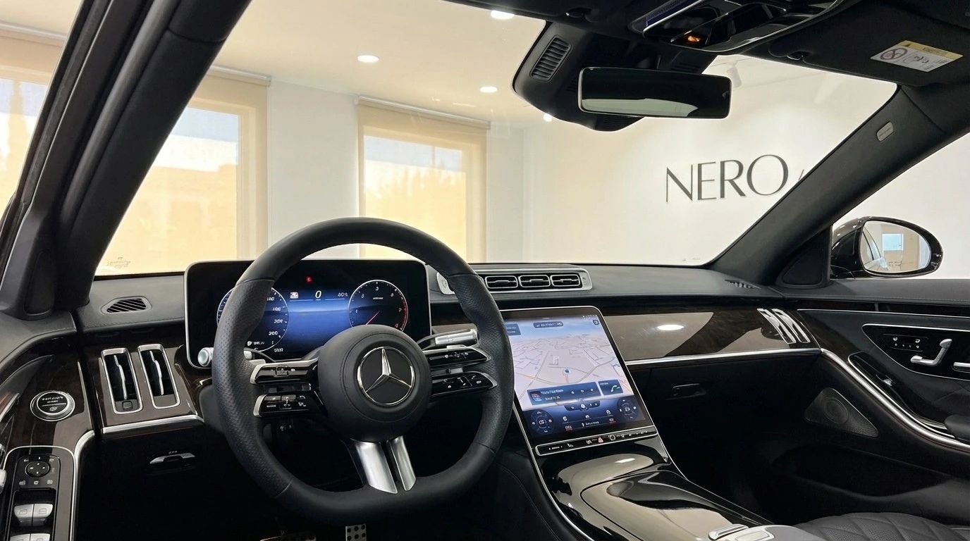 The luxurious cockpit of the Mercedes-Benz S350d in Alicante, featuring its steering wheel and advanced digital displays.