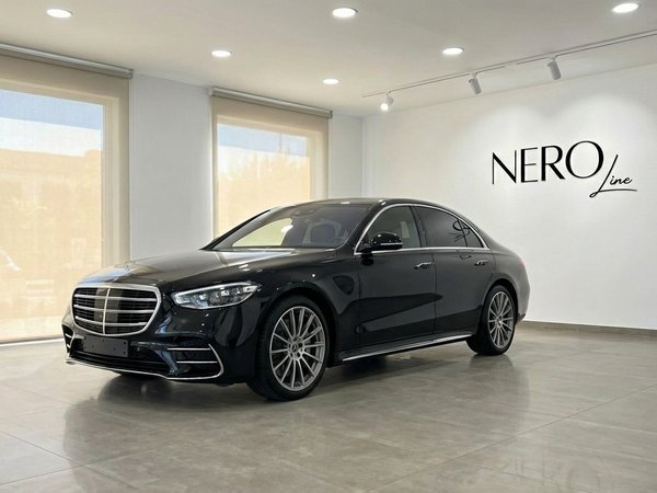 Mercedes-Benz S350d — Luxury Sedan in Alicante The metallic black Mercedes-Benz S350d is showcased from a front three-quarter view in a bright showroom in Alicante.