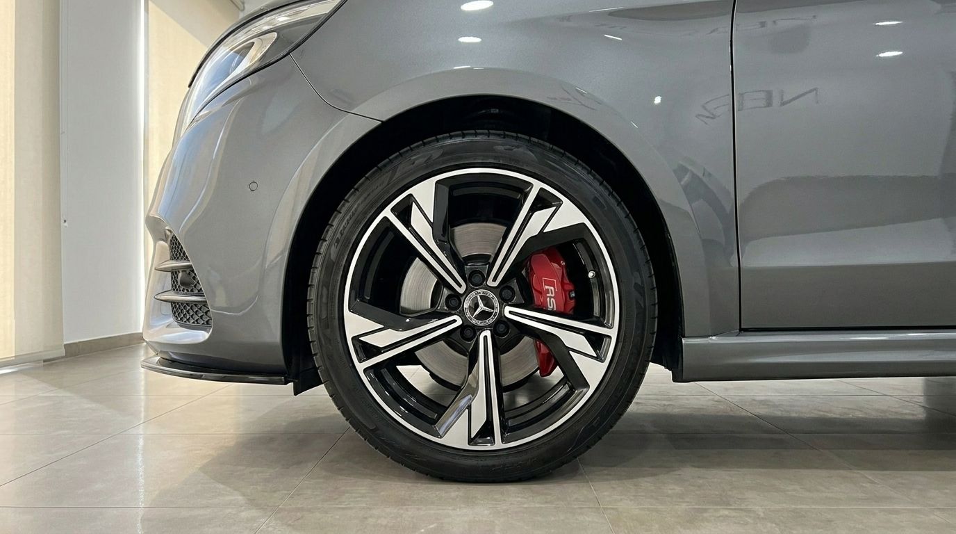 The Mercedes-Benz V-Class 250d in Benidorm showcases its front wheel with a distinctive black and silver alloy rim and red brake caliper.