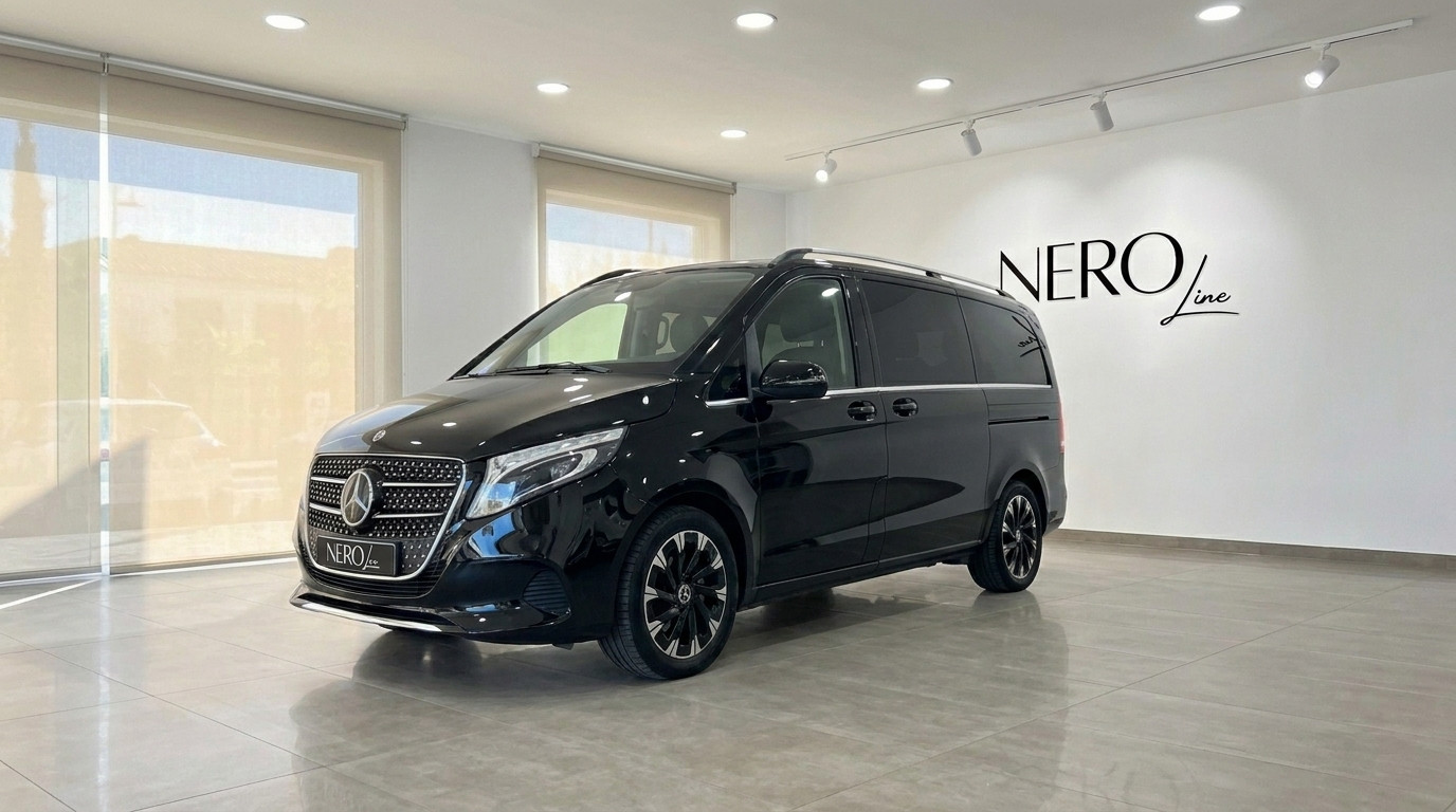 Mercedes-Benz V-Klasse — Luxus-Minivan Ibiza Ein glänzend schwarzer Mercedes-Benz V-Klasse (V220) Minivan steht in einem Showroom auf Ibiza und zeigt seine elegante Front-Dreiviertel-Ansicht.
