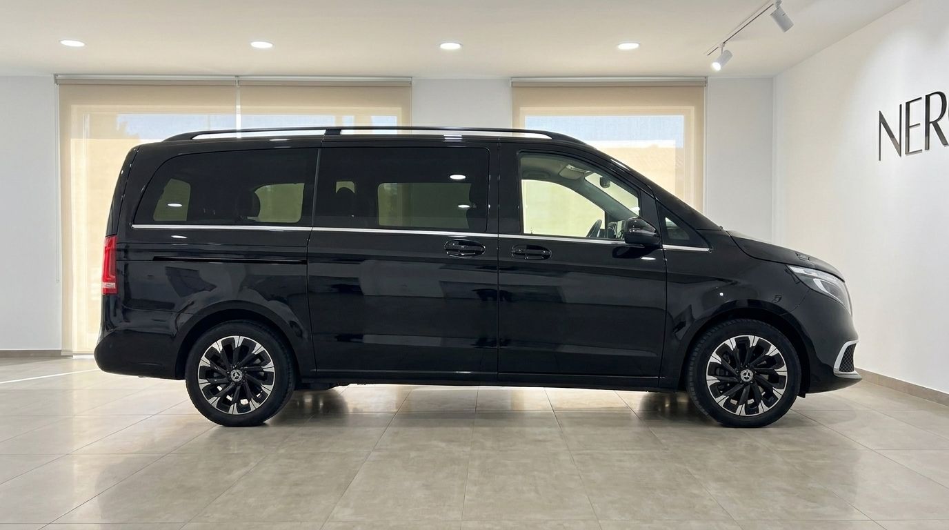 Der elegante schwarze Mercedes-Benz V220 (8 Sitze) wird im Seitenprofil gezeigt, was seinen geräumigen Luxus zur Miete auf Ibiza hervorhebt.