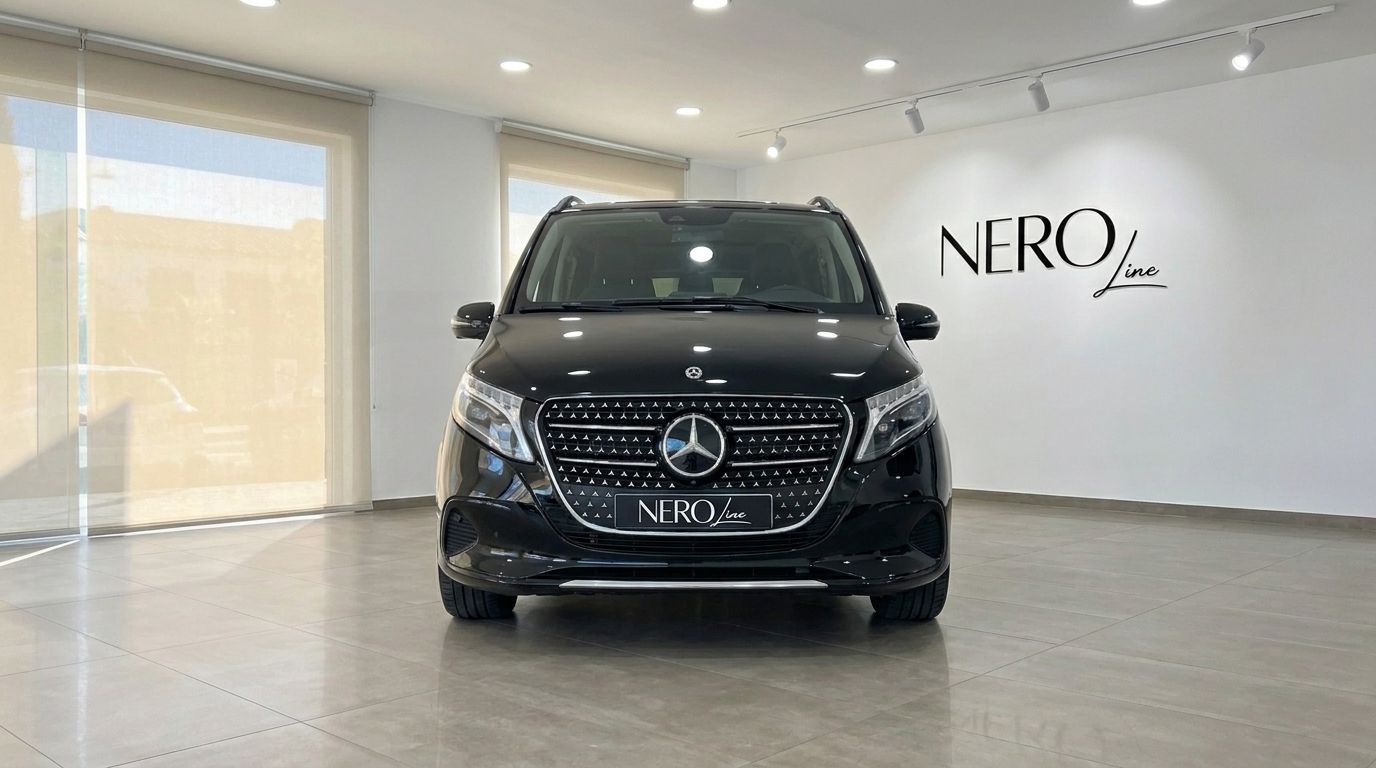 Ein glänzend schwarzer Mercedes-Benz V220 Van steht frontal in einem hellen Showroom auf Ibiza, zeigt Kühlergrill und Scheinwerfer.