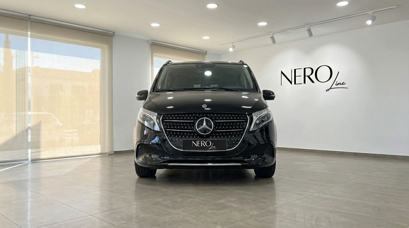 El Mercedes-Benz V300 negro se exhibe prominentemente en un concesionario, capturado desde una vista frontal directa en Madrid.