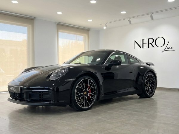 Porsche Carrera 4S 992.2 Coupé — Madrid Showroom The sleek black Porsche Carrera 4S 992.2 Coupé is showcased in a modern Madrid showroom, highlighting its dynamic design.
