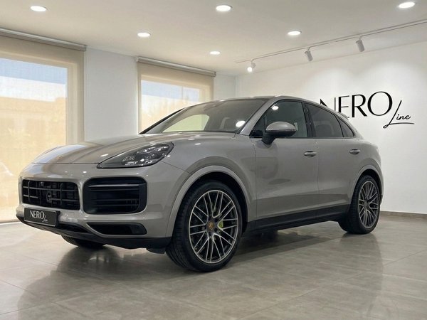 Porsche Cayenne — SUV de lujo en Mallorca El Porsche Cayenne 2024 en gris cuarcita metalizado brillante, expuesto en un showroom en Mallorca.