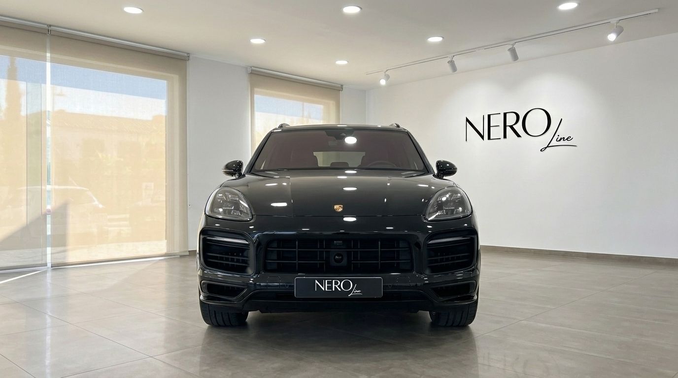 El elegante Porsche Cayenne GTS negro se exhibe de frente en un moderno showroom en Alicante, con el logo de NEROline.