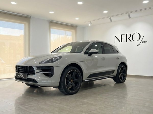 Porsche Macan S — Front three-quarter view, Alicante The light gray 2021 Porsche Macan S is showcased from a front three-quarter angle in a bright Alicante showroom.