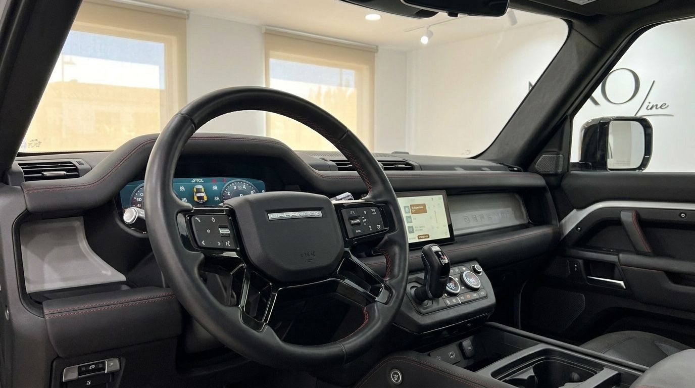 Das luxuriöse Interieur des Range Rover Defender 90 Startech Edition, mit Lenkrad, Armaturenbrett und Infotainment-Bildschirm in Marbella.