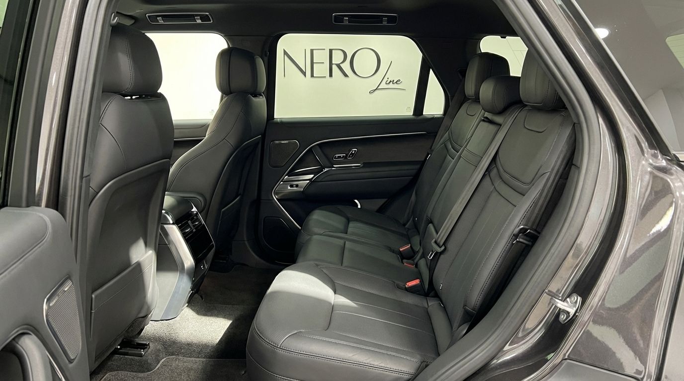 Los lujosos asientos traseros de cuero negro y la espaciosa cabina del Range Rover Sport en Madrid.