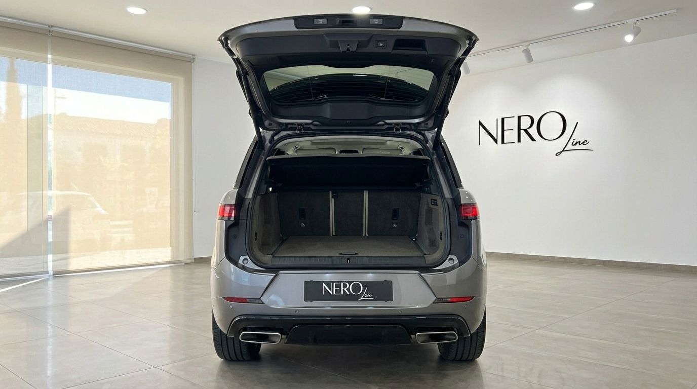 El Range Rover Sport SE 2025 gris metalizado se muestra desde la parte trasera con su espacioso maletero abierto en Madrid.