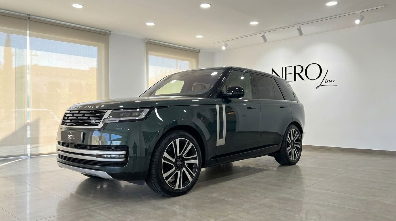 El Range Rover Vogue 2022 verde oscuro se exhibe desde un ángulo frontal tres cuartos en una moderna sala de exposición en Madrid.