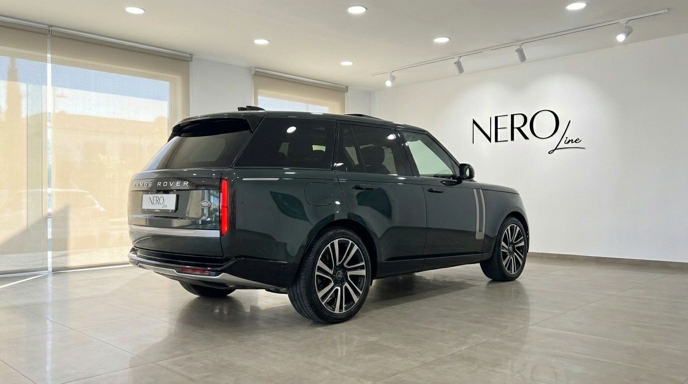 Un Range Rover Vogue 2022 verde oscuro se exhibe elegantemente desde una vista trasera tres cuartos en un showroom en Madrid.