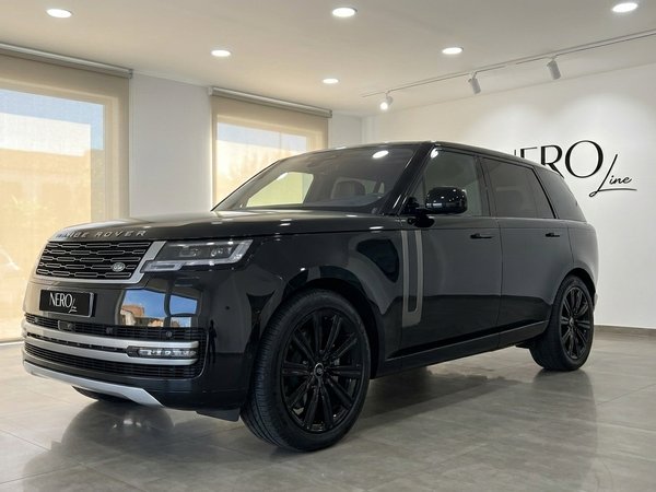 Range Rover Vogue HSE LWB — Luxury SUV in Marbella The glossy black 2026 Range Rover Vogue HSE LWB is showcased from a front three-quarter angle in a Marbella showroom.
