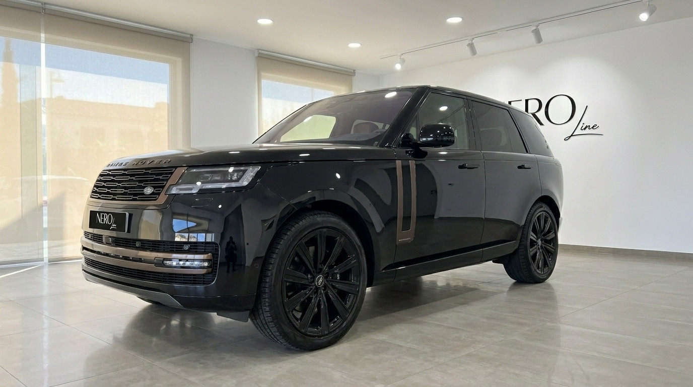 Range Rover Vogue SWB Autobiography — Vue avant Le Range Rover Vogue SWB Autobiography noir de 2023 est présenté de trois quarts avant dans un showroom à Marbella.