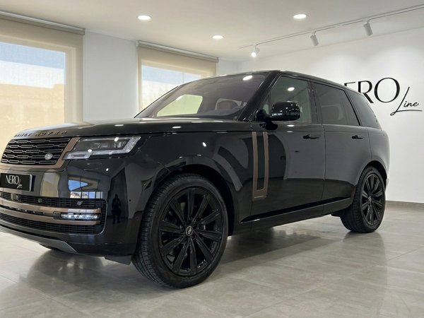 Range Rover Vogue SWB Autobiography — Vue avant Le Range Rover Vogue SWB Autobiography noir de 2023 est présenté de trois quarts avant dans un showroom à Marbella.