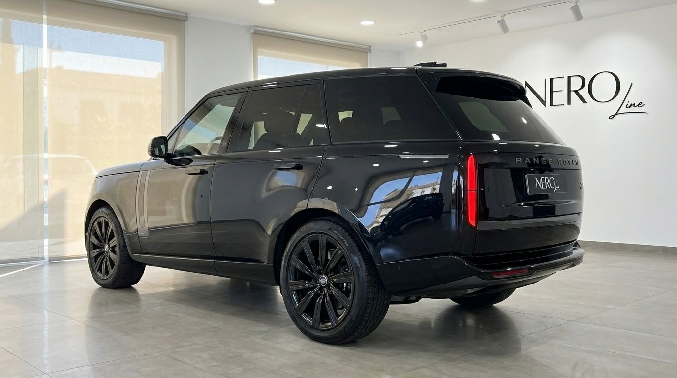 Le Range Rover Vogue SWB Autobiography noir, vu de l'angle arrière trois quarts dans un showroom de Marbella.