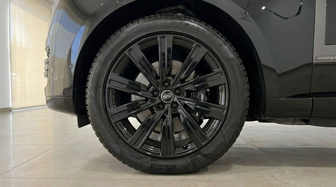Le Range Rover Vogue SWB Autobiography 2023 à Marbella présente sa roue avant et son profil latéral noir Santorini brillant.