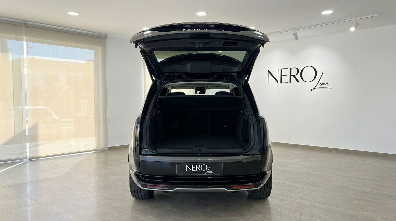 Le coffre ouvert du Range Rover Vogue SWB Autobiography noir 2023 révèle un espace de chargement spacieux à Marbella.