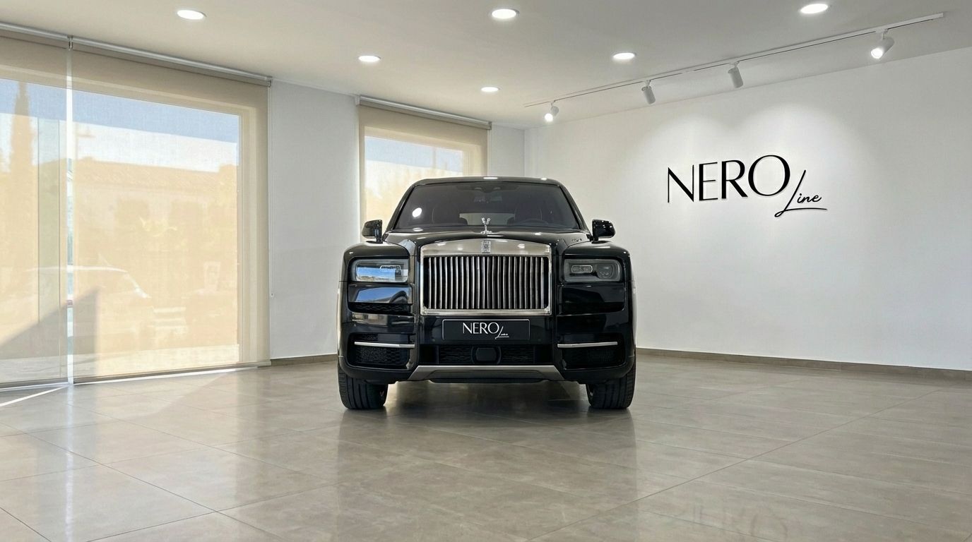 El lujoso Rolls-Royce Cullinan 2025 en Negro Brillante, mostrando su imponente parrilla frontal, aparcado en interior en Madrid.