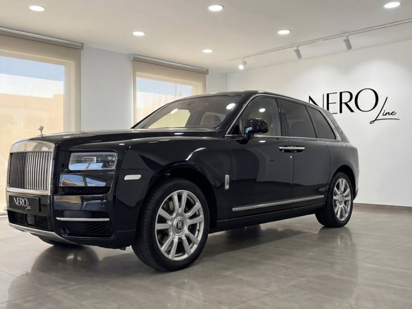 Rolls-Royce Cullinan — Luxury SUV in Ibiza A jet black 2024 Rolls-Royce Cullinan luxury SUV is parked in a showroom in Ibiza, shown from the front three-quarter angle.