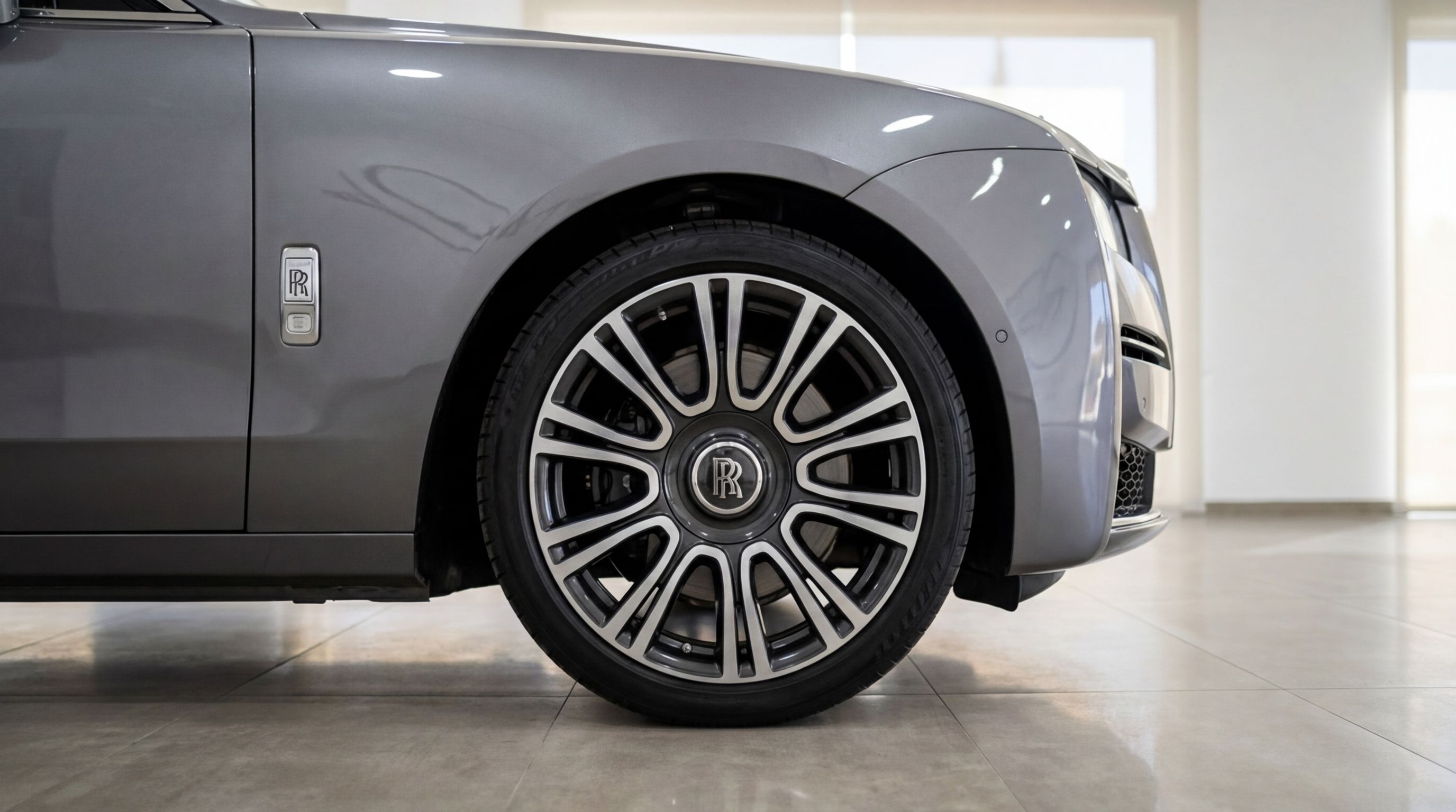 La roue avant, l'aile gris métallisé et l'emblème Rolls-Royce de la berline Ghost à Madrid.
