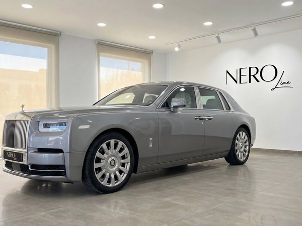 Rolls-Royce Phantom — Luxury Sedan in Mallorca A metallic grey Rolls-Royce Phantom (2024) parked in a showroom in Mallorca, viewed from the front three-quarter angle.