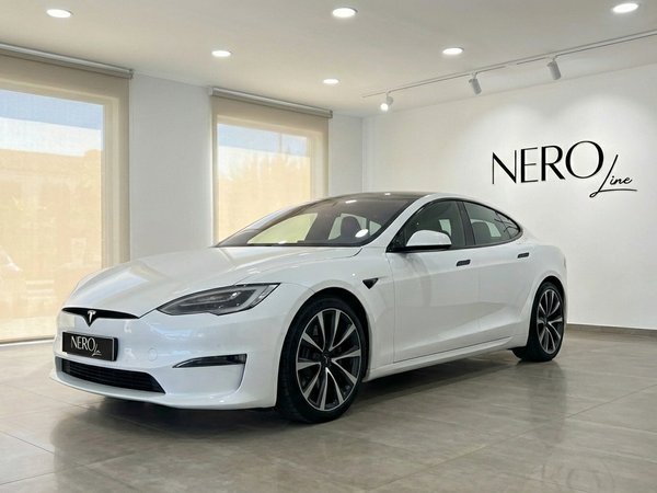 Tesla Model S Plaid — Vista frontal Alicante Un Tesla Model S Plaid 2023 blanco perla se exhibe desde una vista tres cuartos frontal en un luminoso showroom de Alicante.