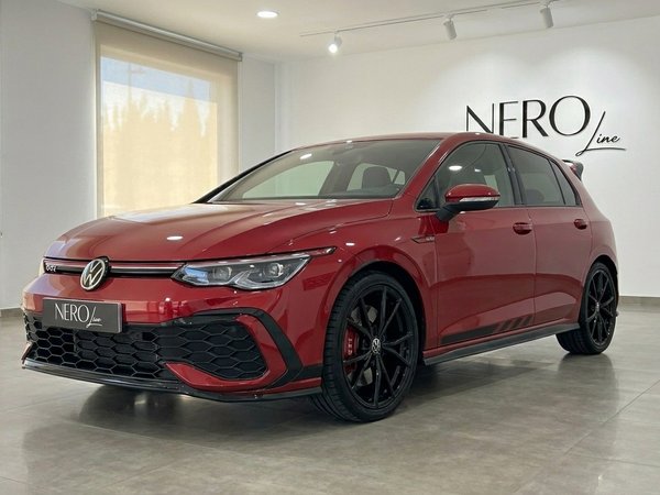 Volkswagen Golf GTI Clubsport — Vorderansicht Alicante Der rote 2024 Volkswagen Golf GTI Clubsport wird aus der vorderen Dreiviertelansicht in einem Showroom in Alicante gezeigt.