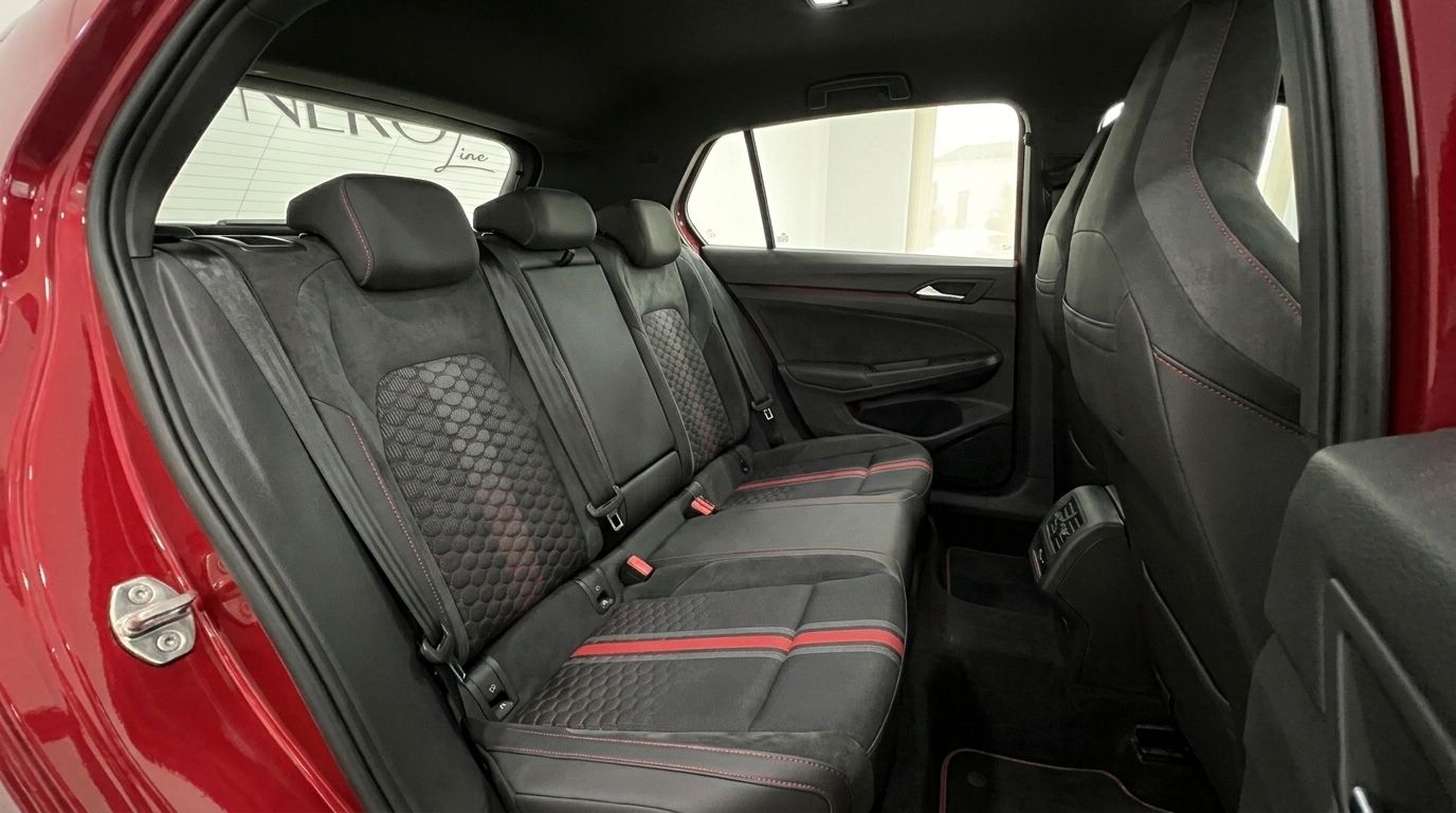 Der hintere Innenraum des Volkswagen Golf GTI Clubsport in Alicante, mit schwarzen Sitzen, roten Akzenten und gemusterten Einsätzen.