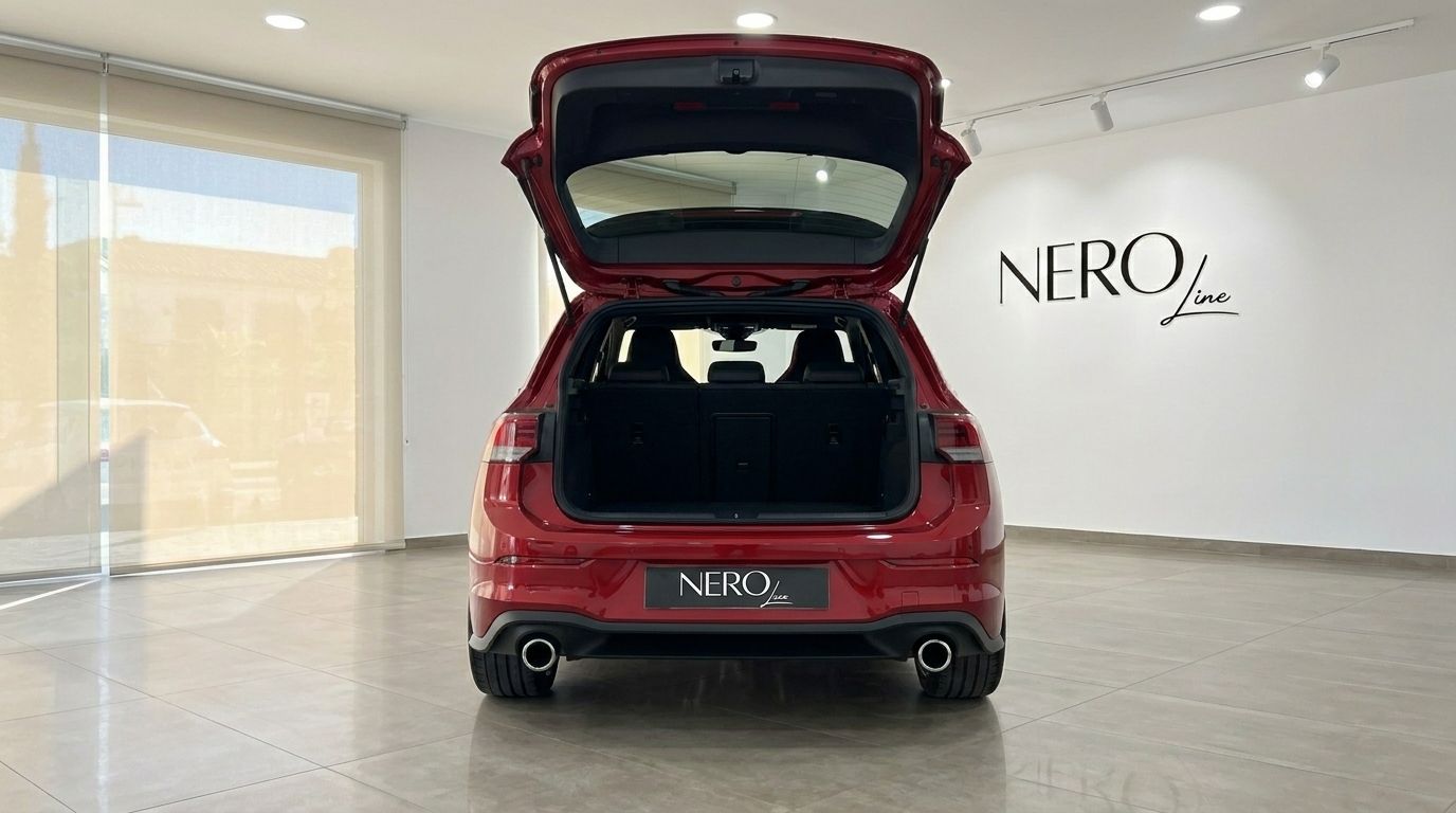 Heckansicht eines roten Volkswagen Golf GTI Clubsport mit geöffnetem Kofferraum, der den Innenraum in einem Showroom in Alicante zeigt.