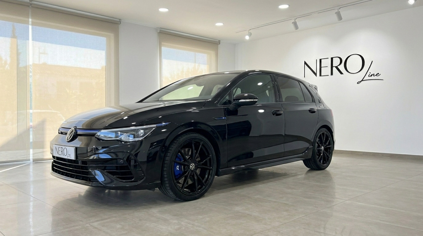 Volkswagen Golf R — Showroom in Alicante Ein schwarzer 2023 Volkswagen Golf R 2.0 TSI 4Motion DSG steht in einem Showroom in Alicante, zeigt sein elegantes Front-Seitenprofil.