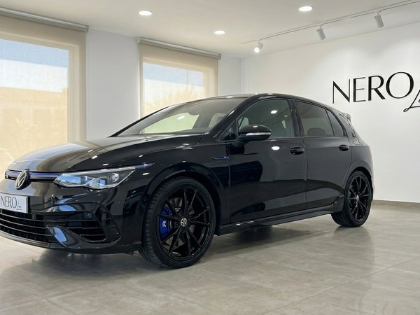 Volkswagen Golf R — Showroom in Alicante Ein schwarzer 2023 Volkswagen Golf R 2.0 TSI 4Motion DSG steht in einem Showroom in Alicante, zeigt sein elegantes Front-Seitenprofil.