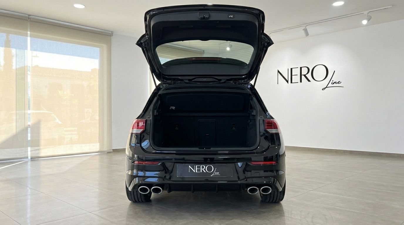 Die Heckansicht des schwarzen 2023 Volkswagen Golf R 2.0 TSI 4Motion DSG in Alicante, mit geöffnetem Kofferraum und vier Auspuffrohren.