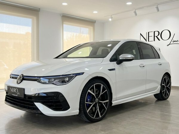 Volkswagen Golf R 2.0 TSI 4MOTION DSG — Front view The white 2023 Volkswagen Golf R 2.0 TSI 4MOTION DSG is parked indoors, showing its front three-quarter view in Alicante.