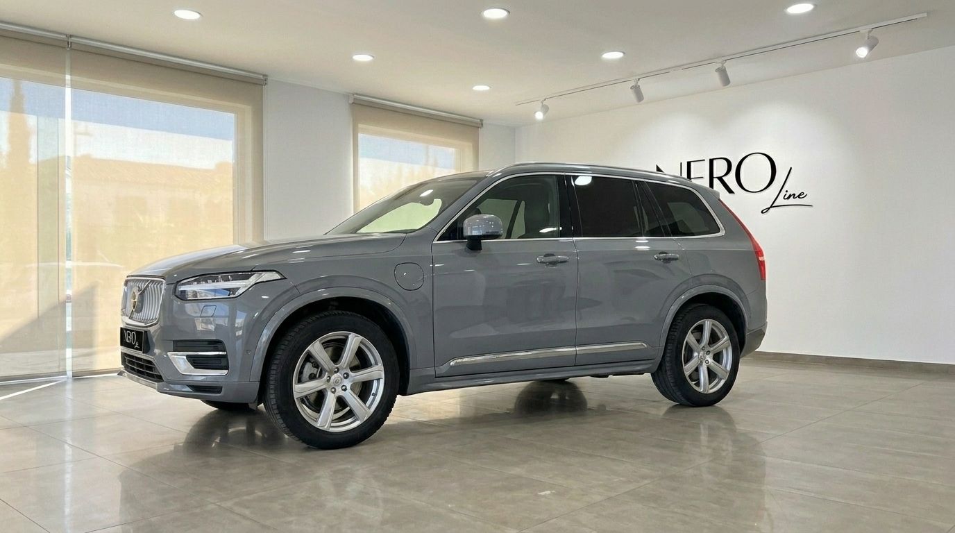 Le SUV de luxe Volvo XC90 2023 gris brillant est présenté de trois quarts avant dans un showroom moderne à Marbella.